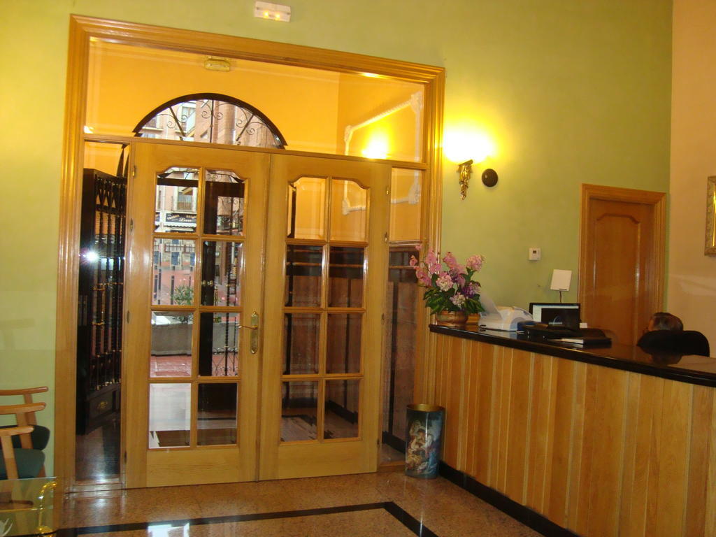 Hostal Universal Benavente Bilik gambar
